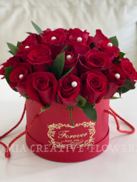 Valentine's Round Box With Red Roses